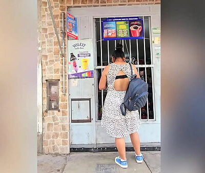 Saliendo de clases, fui a comprar en la bodega, pero un extraño me propuso coger a cambio de pagarme la mensualidad de la universidad.
