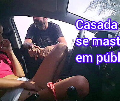 Casada sai de carro na rua se exibe para estranhos em público!