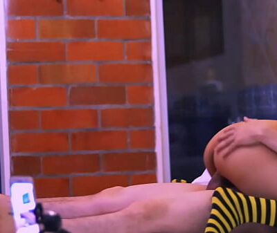 La estudiante seduce al profesor y se lo folla en su habitación mientras preparan la cena juntos.
