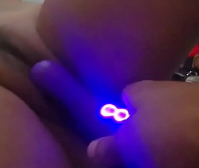 Socando vibrador na minha putinha