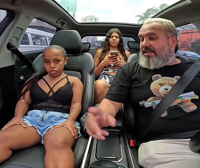 Anâzinha do Mau peladinha no carro e aprontando pelas ruas de São Paulo