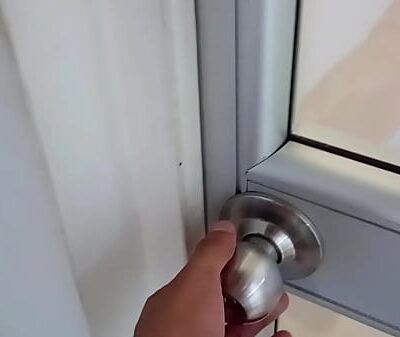 mi hermano me está viendo cómo me cambio en el espejo.