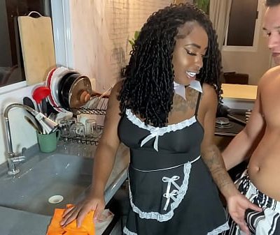 EMPREGADA NEGRA FODE NO PELO COM O FILHO JOVEM DO PATRÃO.