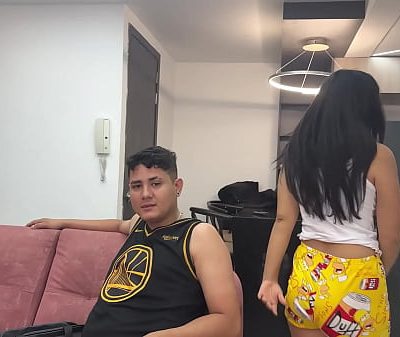 Mi linda hermanastra latina me engaña suplantando a mi novia para que yo la coja rico y me le venga adentro de ella.