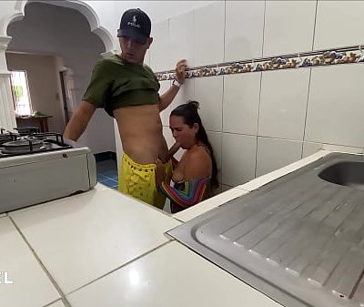 SORPRENDO A MI CUÑADA DE CUL DIO ENORME EN LA COCINA Y TERMINAMOS FOLLANDO DE PIE