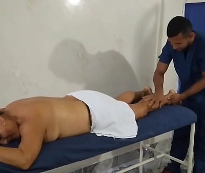 El terapeuta se puso caliente y se pasó de la raya