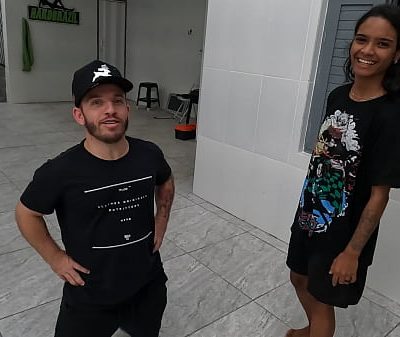 Jasmine seduz anão e leva para o abate