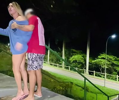 NOVINHO FUDENDO O CUZINHO DA SAFADA NA RUA BAREBACK