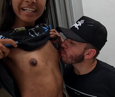 Pitoco chegou junto da ninfeta e quer meter o ferro